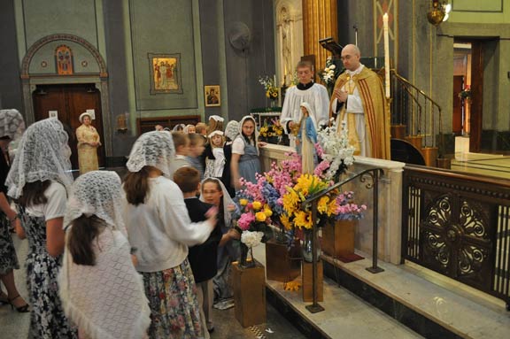 Father Mark Wojdelski, FSSP Oversees the May Crowning for Mary