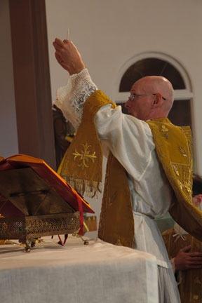 Fr. Brian McDonnell FSSP - First Mass in Vancouver, May 2012