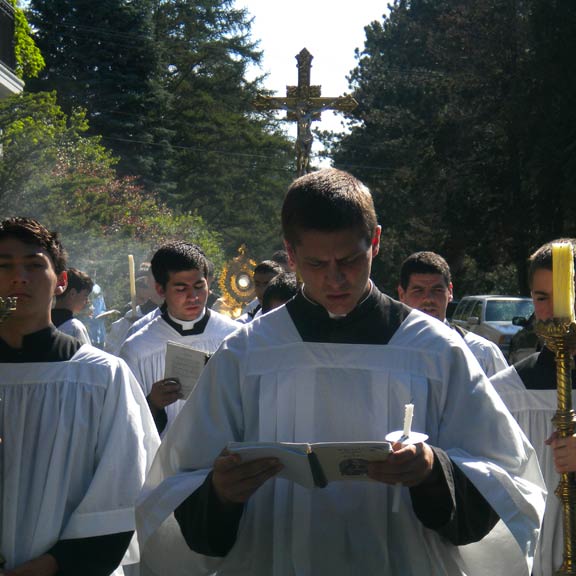 Seminarians and campers in procession with Our Lord.