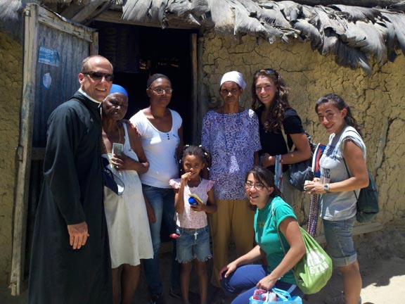 Fr. Lillard and missioners visiting with residents of Cercadillo.