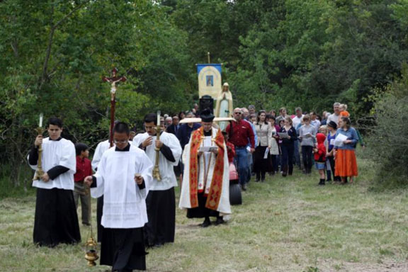 Fr. Van Vliet, servers and parishioners in procession.